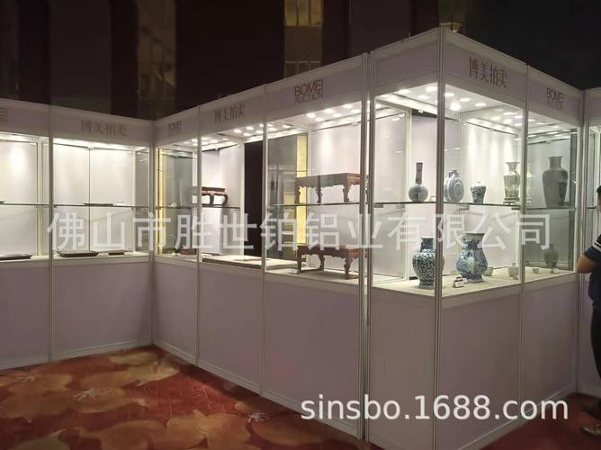 重塑展覽空間 白八棱柱展柜與折疊門的應用藝術